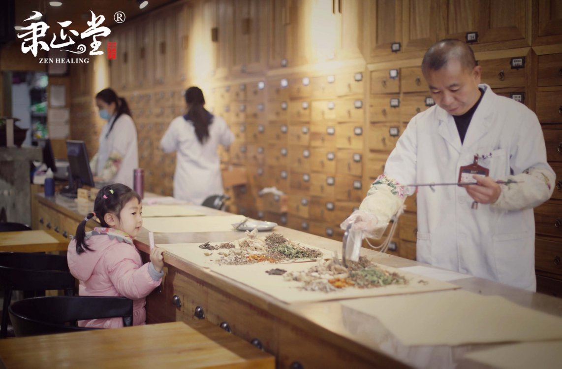 四川中医馆|成都中医馆·名老中医·中医养生·药食同源 秉正堂中药师在药柜前调配中药材