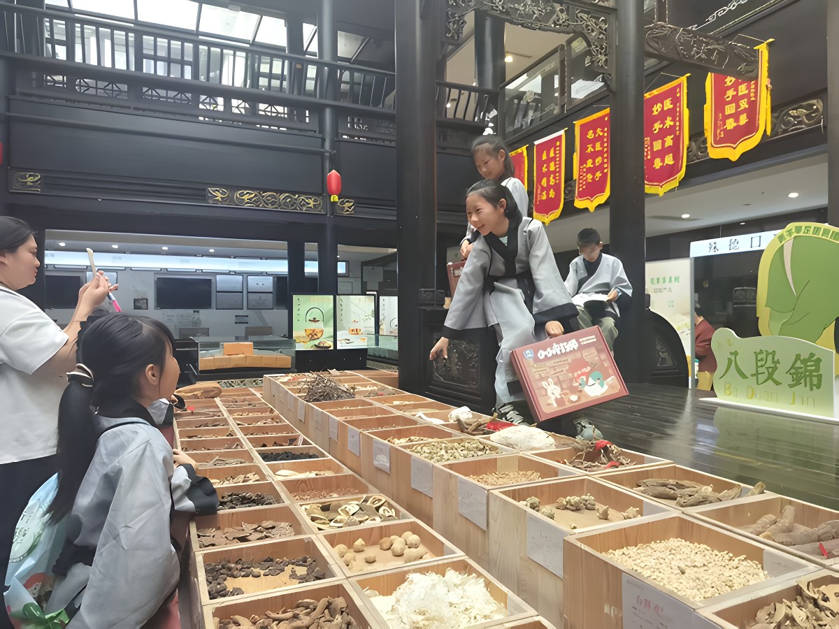 行走的课堂小药师研学公益活动