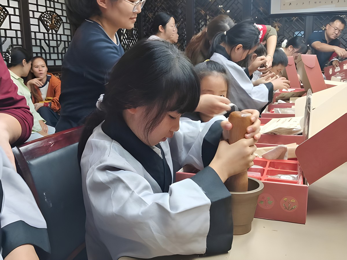 孩子们动手制作草本香囊